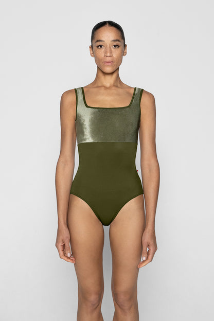 Marieke leotard in T-Jungle body & trim color with V-Safari top color