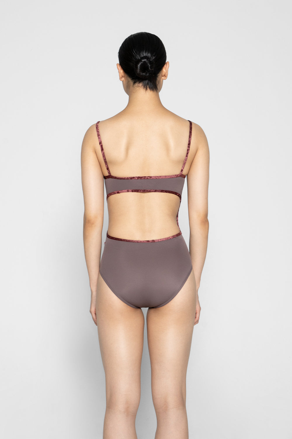 Kiki leotard in T-Phantom body color with CV-Garnet trim color